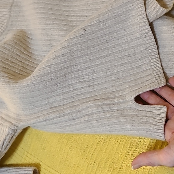 Knitted wool sweaters - Picture 7 of 7